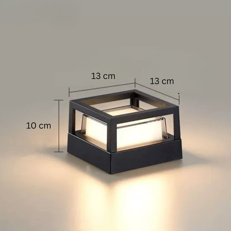 Vierkante lamp met open kubusframe en maatlijnen die 13 bij 13 cm en een hoogte van 10 cm tonen. 15