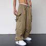 Model draagt de ruime cargobroek in beige met zijzakken, trekkoord en witte sneakers, schuin van voren 1