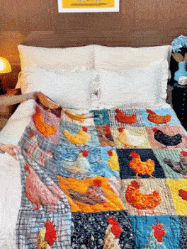 Deken met kleurrijke kippenvakjes op een bed met witte kussens in een slaapkamer 6
