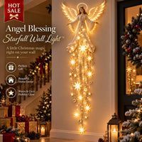 Verlichte engel met halo en vleugels aan een muur in de gang, met lange slierten sterren, naast een kerstboom en kaarsen. 1