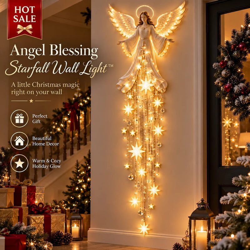 Verlichte engel met halo en vleugels aan een muur in de gang, met lange slierten sterren, naast een kerstboom en kaarsen. 1