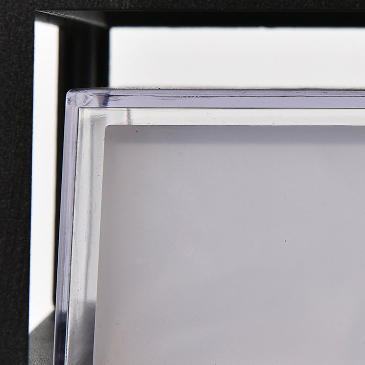 Detail van het doorzichtige kunststof scherm met matwit binnenwerk achter het zwarte frame. 6