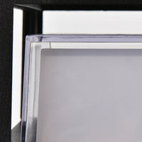 Detail van het doorzichtige kunststof scherm met matwit binnenwerk achter het zwarte frame. 6