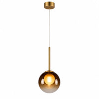 Brandende ambergekleurde glazen globelamp met messing steel en plafondplaat op witte achtergrond 9