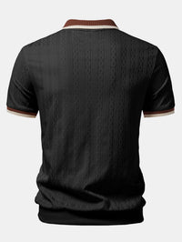 Achterkant van de zwarte polo met getextureerd verticaal patroon, bruine kraagrand en gestreepte mouwboorden. 4