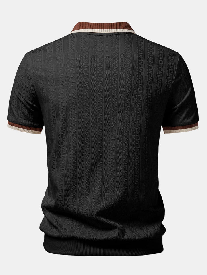 Achterkant van de zwarte polo met getextureerd verticaal patroon, bruine kraagrand en gestreepte mouwboorden. 4