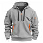 Lichtgrijze hoodie van voren met oranje ritstrekkers, kangoeroezak en donkere trekkoorden 3