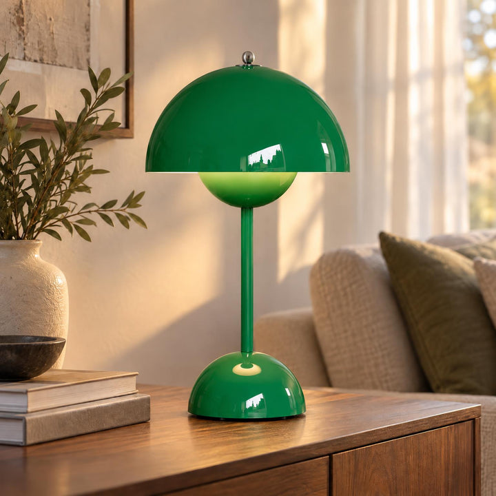 Glanzend groene tafellamp met koepelkap en lichtgevende bol, op een houten kast in de woonkamer 8