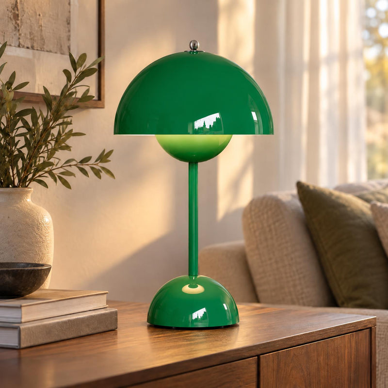 Glanzend groene tafellamp met koepelkap en lichtgevende bol, op een houten kast in de woonkamer 8