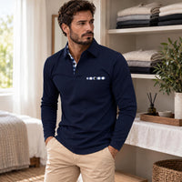 Model draagt de marineblauwe polo met blauw-wit geruit zakje en kraagrand, staand bij een open kast 3