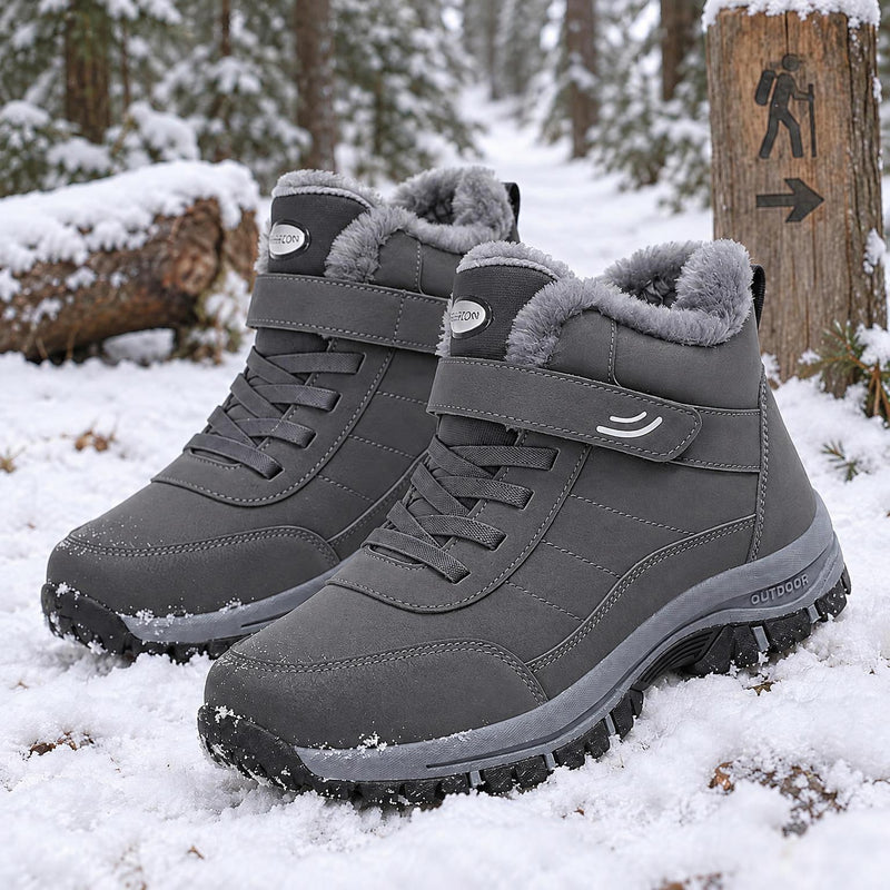 Grijze versie van de hoge wandelschoenen met klittenband, veters en pluche rand, staand in de sneeuw 3