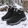 Zwarte hoge wandelschoenen met klittenbandsluiting, veters en grijze pluche voering op sneeuw in het bos 2