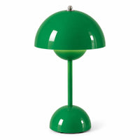 Glanzend groene versie van de tafellamp met halfronde kap en voet op witte achtergrond 8