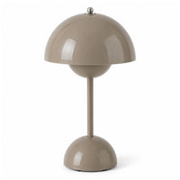 Glanzend taupe-grijze versie van de lamp met koepelkap en dunne steel op witte achtergrond 9