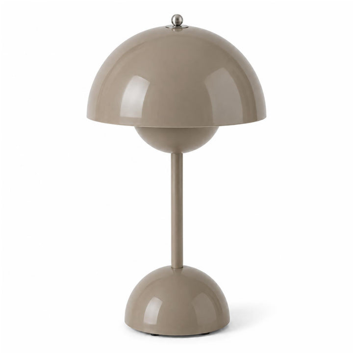 Glanzend taupe-grijze versie van de lamp met koepelkap en dunne steel op witte achtergrond 9