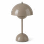 Glanzend taupe-grijze versie van de lamp met koepelkap en dunne steel op witte achtergrond 9