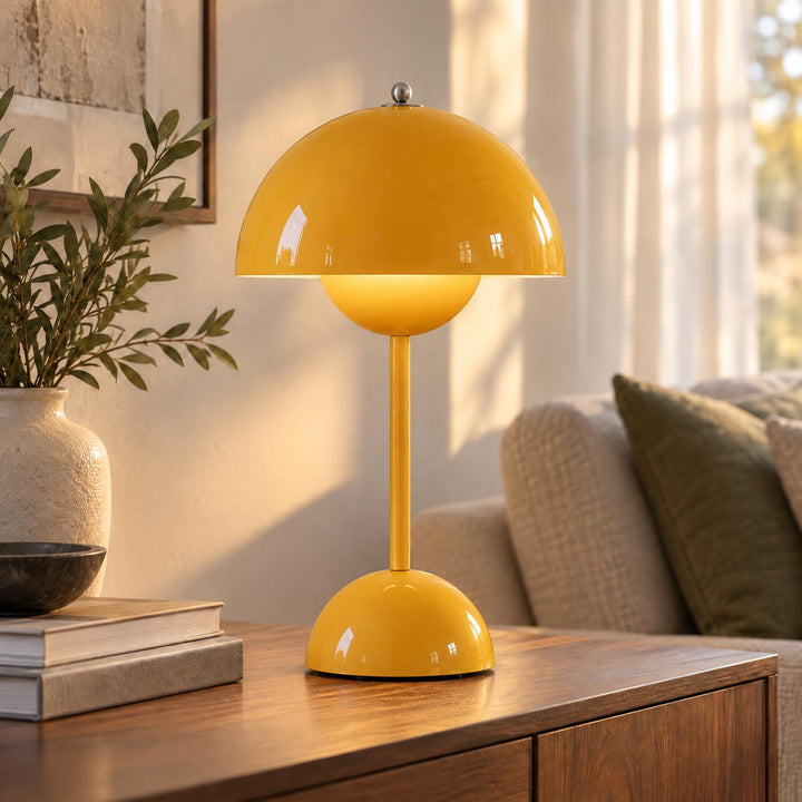Glanzend gele versie van de lamp, brandend op een houten dressoir in een zonnige woonkamer 3