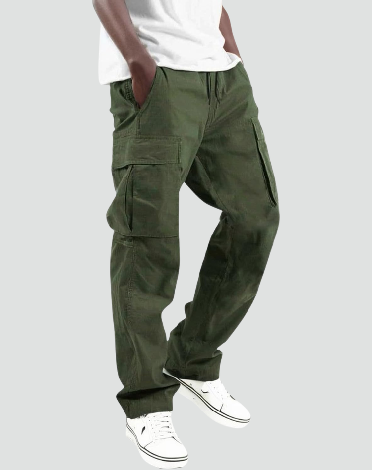 Model draagt de legergroene cargobroek met zijzakken en trekkoord, met een wit shirt en witte sneakers, schuin van voren gezien. 1