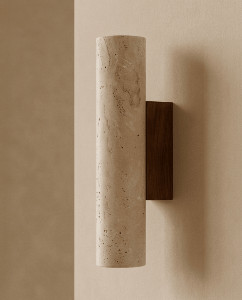 Cilindervormige travertijnen wandlamp met houten wandplaat, zijaanzicht tegen een beige muur met zachte schaduw 1