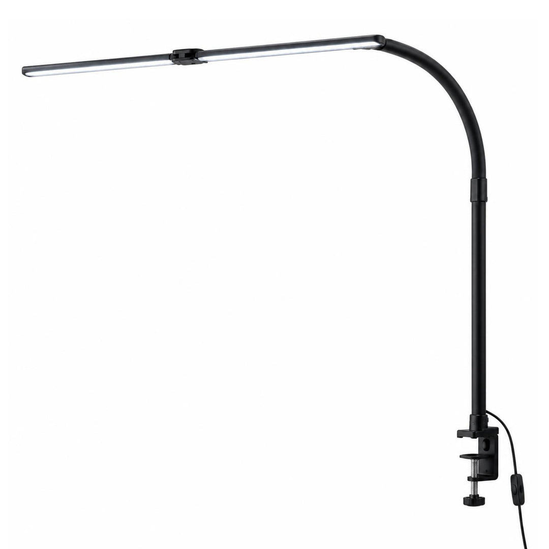 Zwarte lamp met lange lichtbalk, gebogen arm en tafelklem, vrijstaand op een witte achtergrond 2