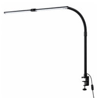 Zwarte lamp met lange lichtbalk, gebogen arm en tafelklem, vrijstaand op een witte achtergrond 2