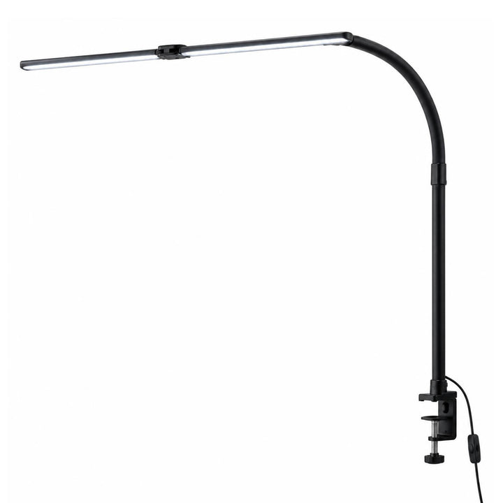 Zwarte lamp met lange lichtbalk, gebogen arm en tafelklem, vrijstaand op een witte achtergrond 2