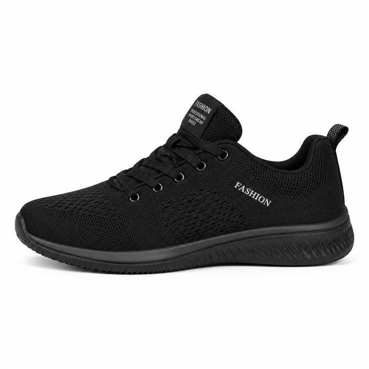 Zijaanzicht van volledig zwarte gebreide sneaker met veters en zwarte zool op witte achtergrond 2