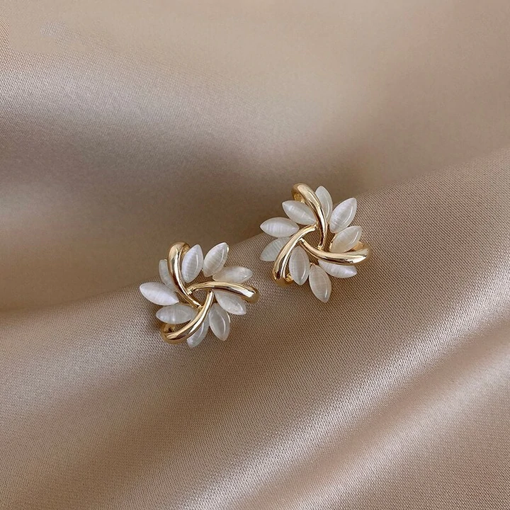Elegante Opalblumen-Ohrstecker