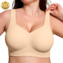 Vooraanzicht van de beige bh op een model dat een brede schouderband vastpakt 1