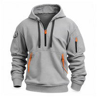 Lichtgrijze hoodie met halve rits, donkere trekkoorden en oranje ritstrekkers, vooraanzicht op witte achtergrond 3