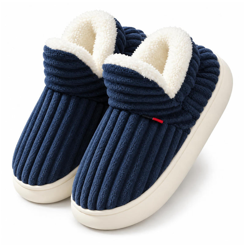 Marineblauwe hoge pantoffels met geribbeld bovenwerk, witte pluche voering en dikke crèmekleurige zool op witte achtergrond 2