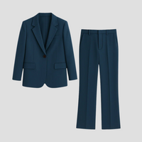 Losse blazer met een knoop en bijpassende broek met persplooi, plat naast elkaar gelegd in blauwgroen 2