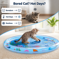 Collage van een verveelde kat die op het tapijt ligt en een kitten dat speelt op de ronde blauwe waterspeelmat. 2