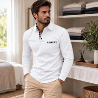 Model draagt de witte polo met zwart-wit geruit zakje en kraagrand, naast een plank met opgevouwen kleding 5