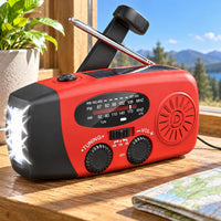 Rode noodradio met brandende zaklamp, uitgeschoven antenne en handslinger op een houten vensterbank naast een kaart 1