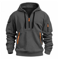 Donkergrijze hoodie van voren met oranje ritsdetails, zwarte trekkoorden en kangoeroezak 6