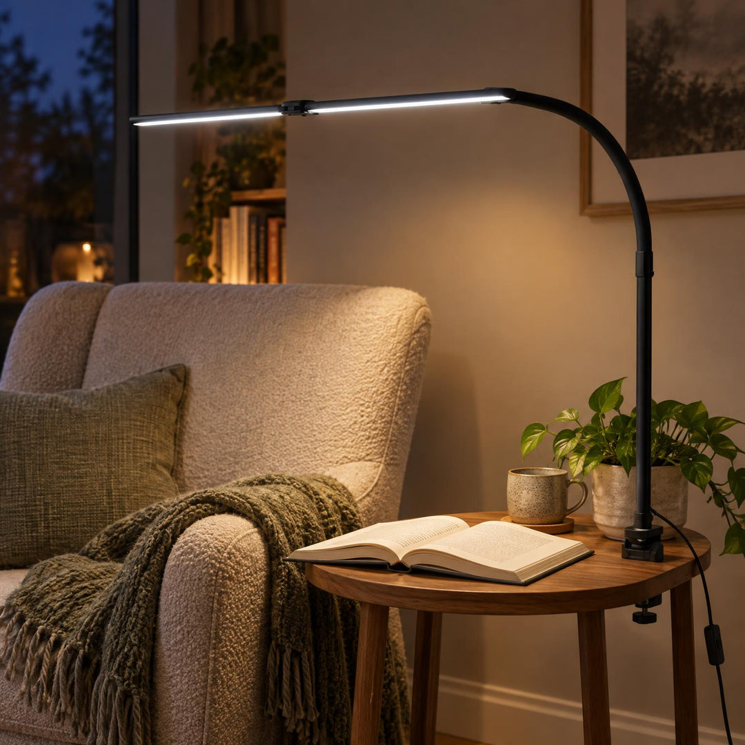 Dezelfde lamp met koeler, helderder licht boven een bijzettafel naast een bouclé fauteuil met groene plaid 2