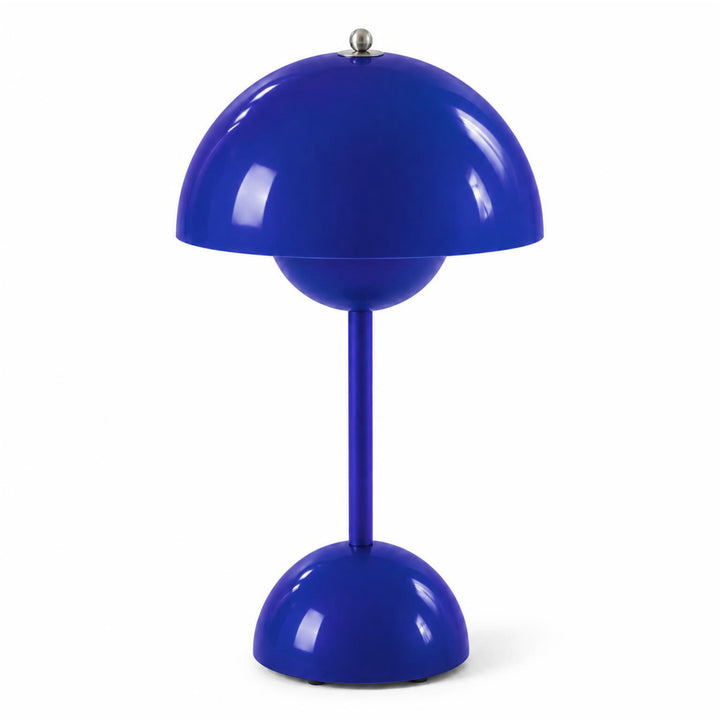 Glanzend kobaltblauwe versie van de lamp met koepelkap en zilverkleurig knopje op witte achtergrond 6