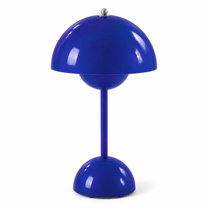 Glanzend kobaltblauwe versie van de lamp met koepelkap en zilverkleurig knopje op witte achtergrond 6