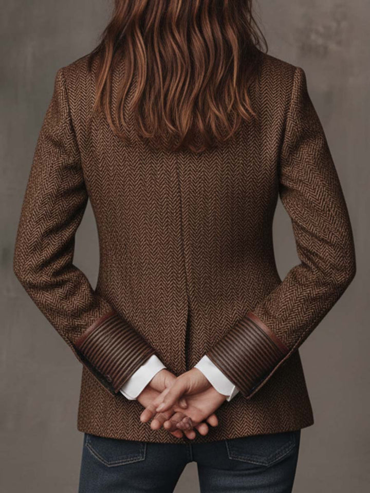 Rugzijde van de blazer op een model met de handen op de rug, gestreepte manchetten zichtbaar 11