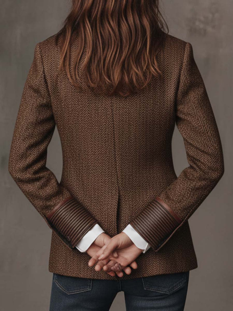 Rugzijde van de blazer op een model met de handen op de rug, gestreepte manchetten zichtbaar 11