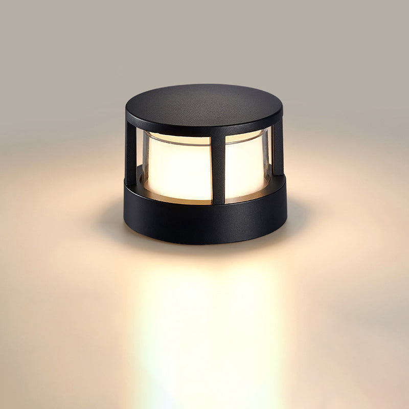 Ronde zwarte lamp met gesloten dak en warm gloeiend licht op een neutrale achtergrond. 8