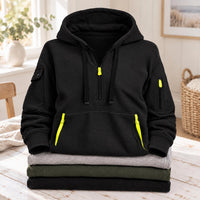 Zwarte hoodie met felgele ritstrekkers op borst, mouw en buikzak, op een stapel 5