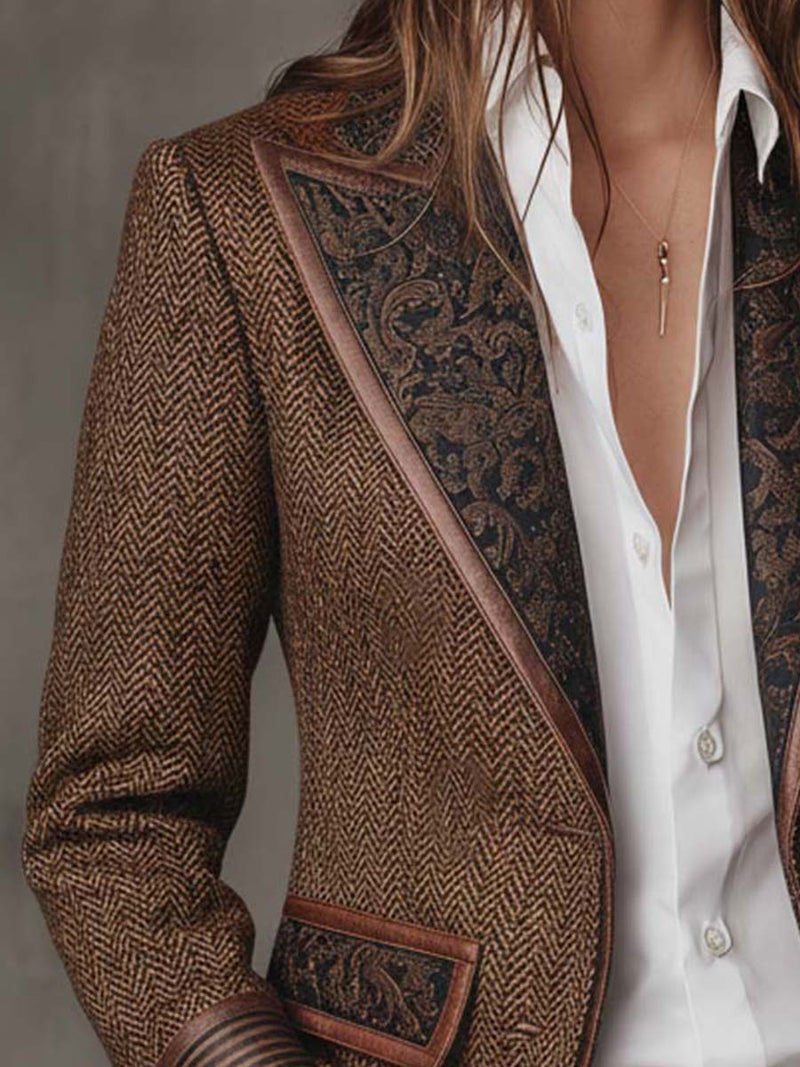 Close-up van de kraag met paisleypatroon en leren rand, met zakklep en wit overhemd eronder 5