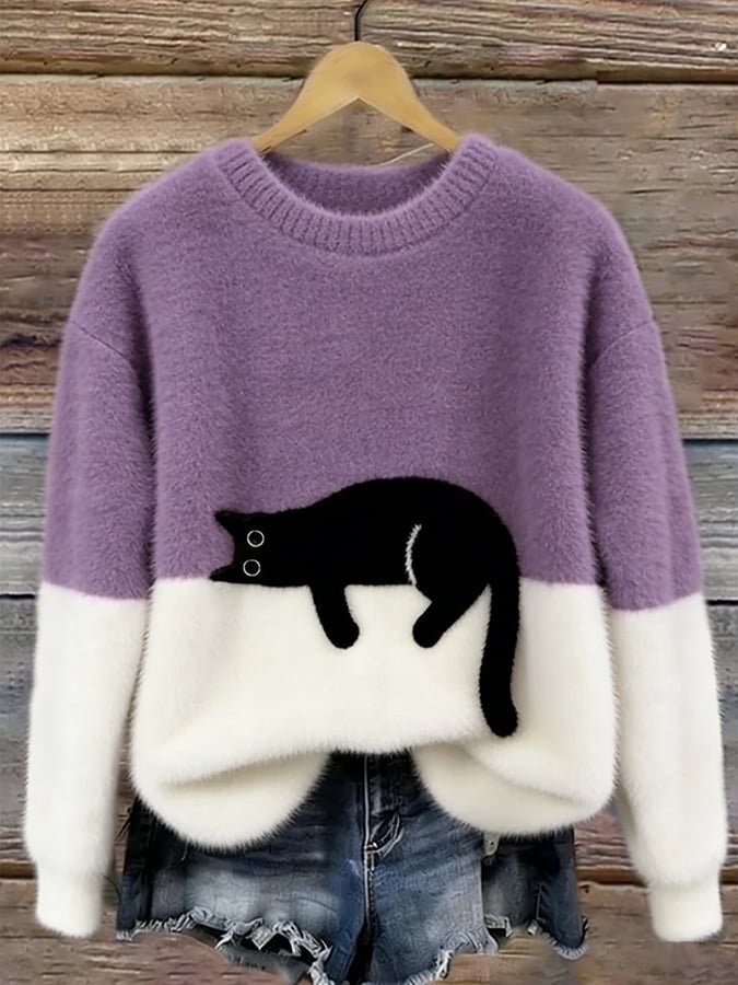 Pluizige trui in lila en wit met zwarte kat, aan een hanger voor houten planken 10