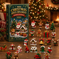 Groene doos met alle kleine kerstfiguren uitgestald op een houten tafel voor een kerstboom en open haard. 2