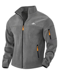 Voorkant van de donkergrijze fleecejas met opstaande kraag, zwarte rits, oranje trekkers en een ritszak op de mouw. 5