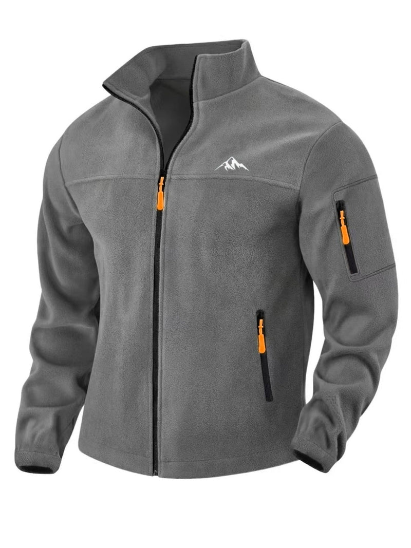 Voorkant van de donkergrijze fleecejas met opstaande kraag, zwarte rits, oranje trekkers en een ritszak op de mouw. 5