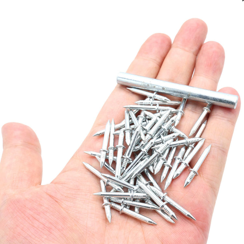 Zilverkleurige dubbelkops nagels en een metalen drijfstaaf liggen samen in de open handpalm, om het formaat te laten zien. 1