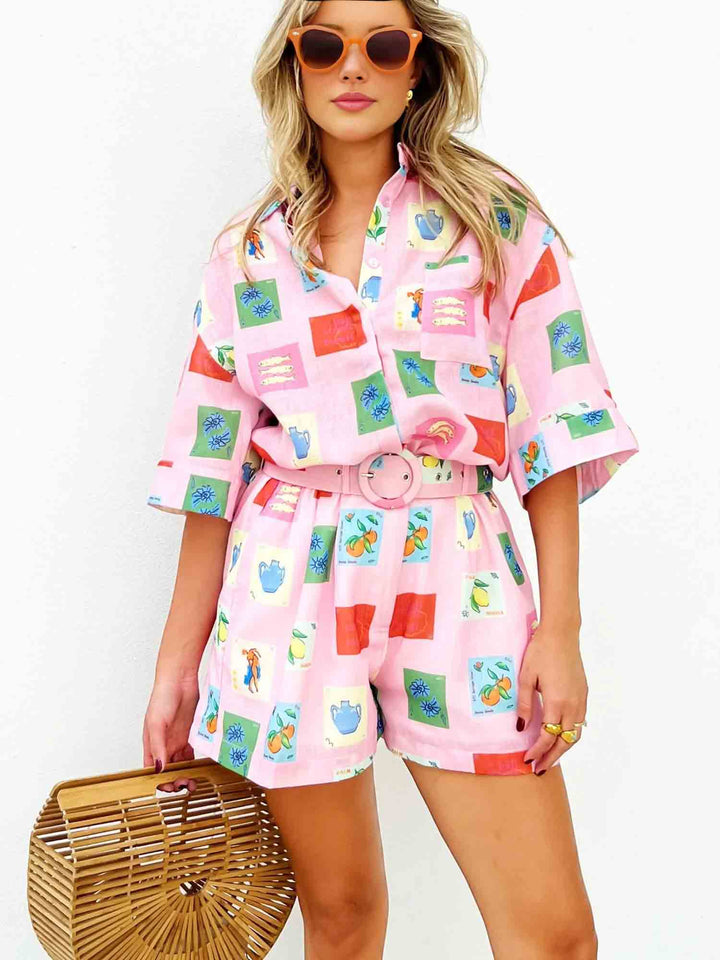 Trendy zomerse combinatie van een kleurrijke blouse en shorts - SonneSet